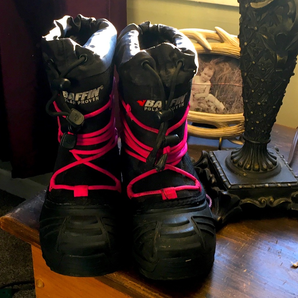Girls sz 12 Baffin snow boots .